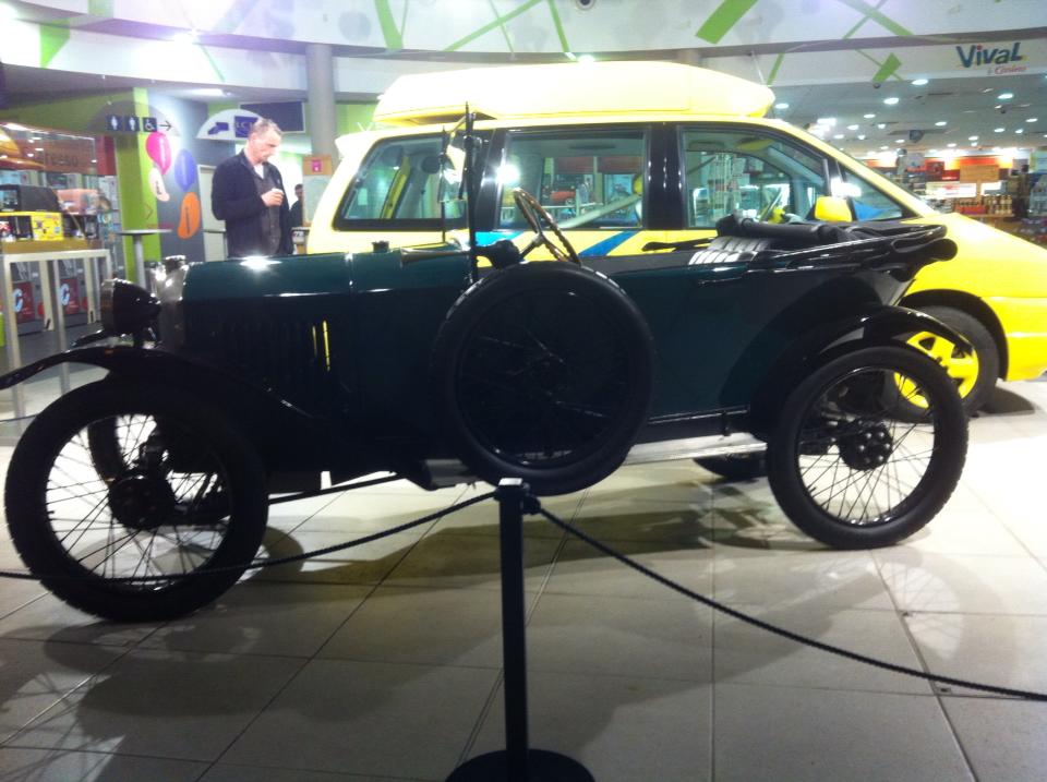 French-rest-area- Peugeot Oldtimer